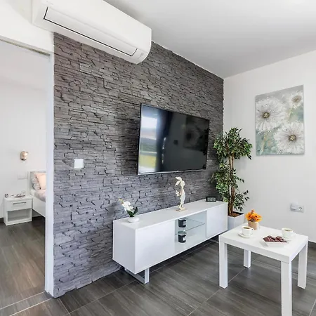 Pet Friendly In With Kitchen *