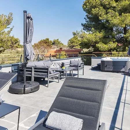 Pet Friendly In With Kitchen