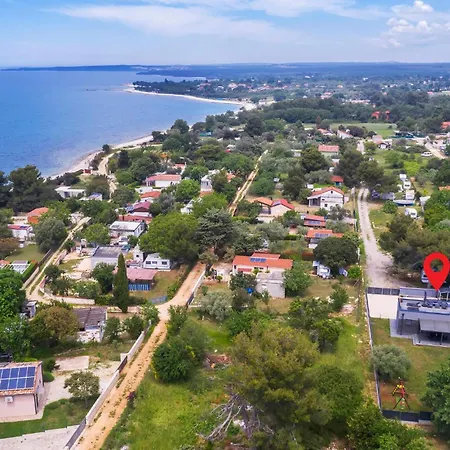 Pet Friendly In With Kitchen 페로이