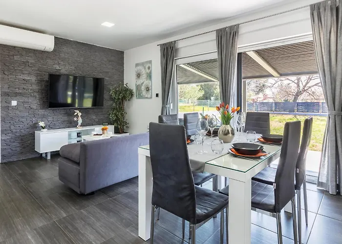 Pet Friendly In With Kitchen *