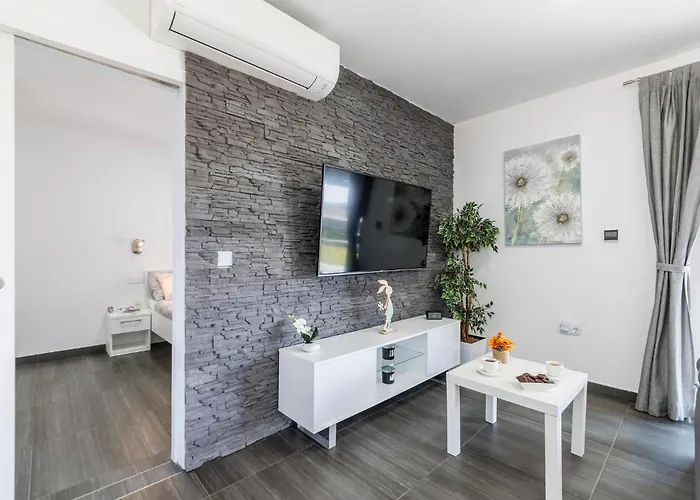 Pet Friendly In With Kitchen *