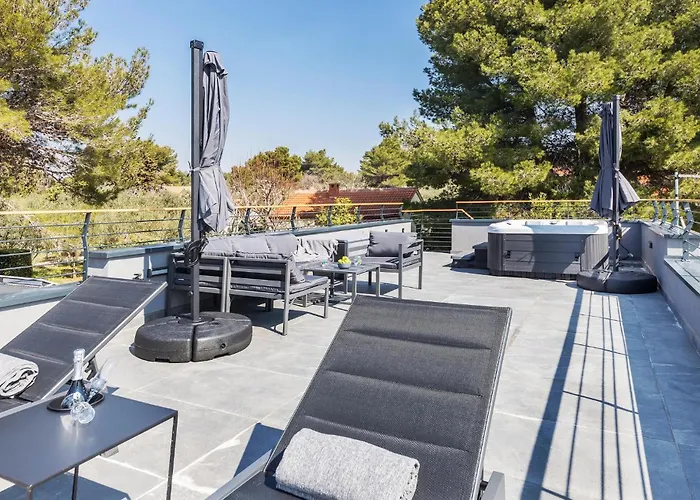 Pet Friendly In With Kitchen