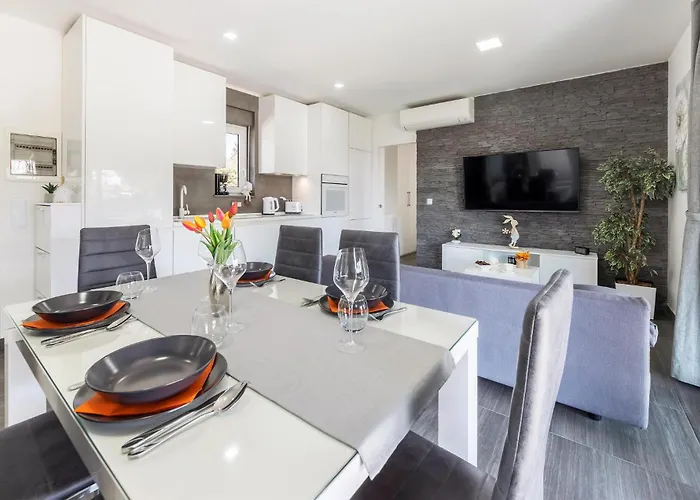 Pet Friendly In With Kitchen